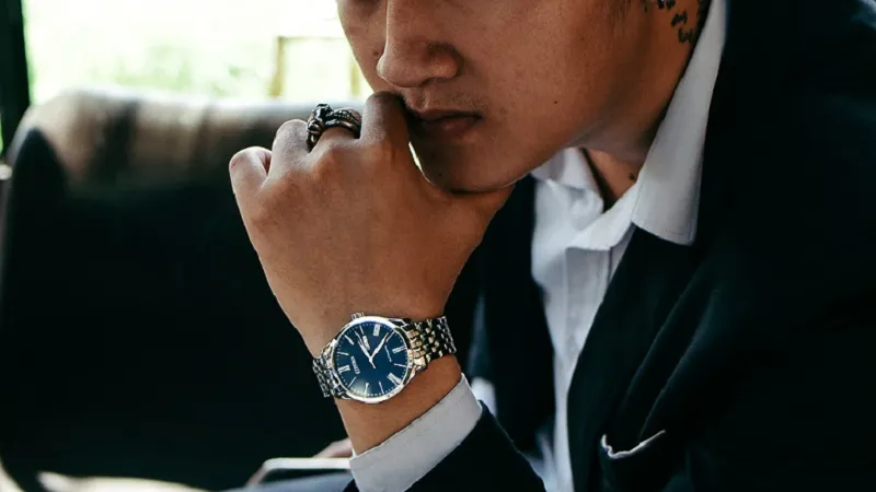 Nên mua đồng hồ đeo tay doanh nhân ở đâu để đảm bảo chính hãng?