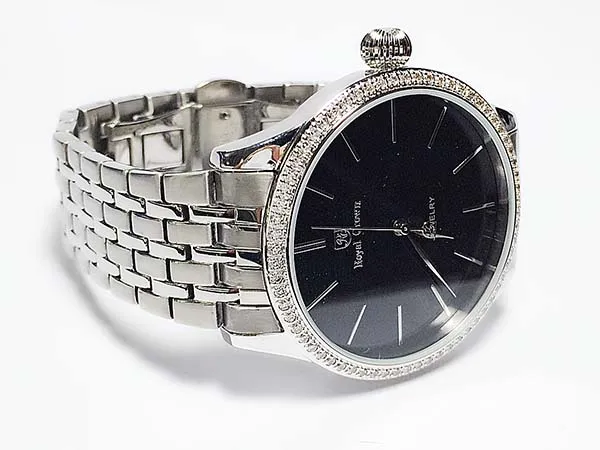 Vì sao đồng hồ đeo tay mặt to lại được giới trẻ ưa chuộng?