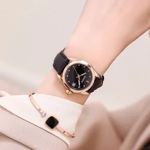 Đồng hồ mặt tròn nữ tính là gì? Bí quyết chọn lựa và phối đồ duyên dáng